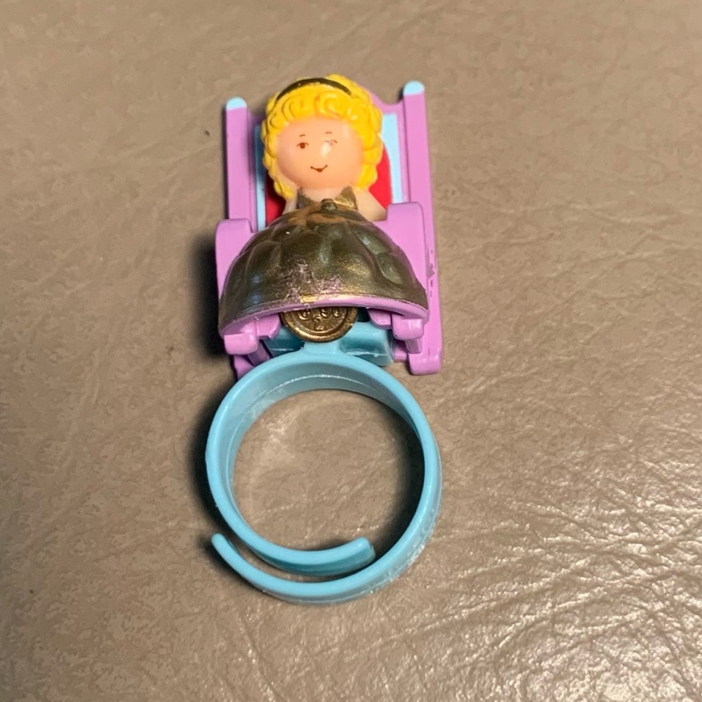 Vintage 1990 Bluebird Polly Pocket Polly Plays Princess Ring Complete. EUC